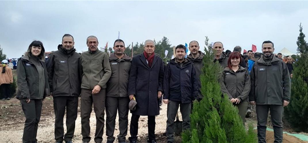 ​21-26 Mart Orman Haftası münasebetiyle düzenlenen ağaç dikme programı, Bursa Vali Yardımcı Sayın Hulusi Doğan ve Bölge Müdürümüz Sayın Hacı Ahmet Çiçek’in katılımlarıyla gerçekleştirildi.
